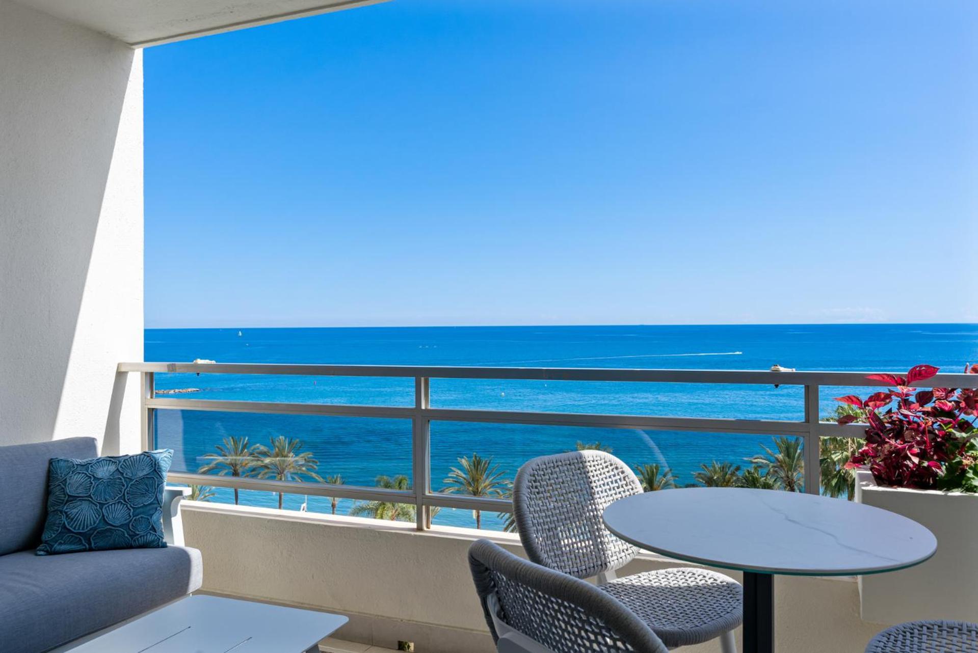 Apartment Front With Pool Marbella